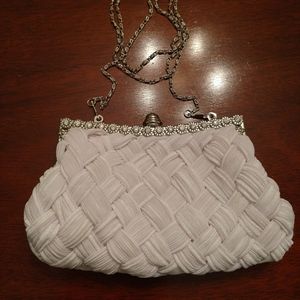 White fabric clutch bag with shoulder chain